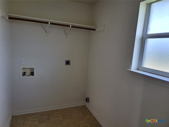 Building Photo - 4204 Primrose Dr