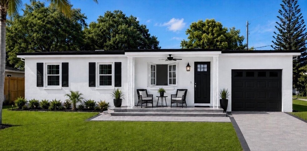 Building Photo - 702 S Solandra Dr