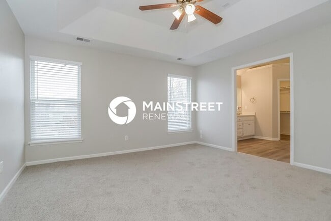 Building Photo - 3 Bedroom Pet-Friendly Home in LEES SUMMIT, MO with Main Street Renewal