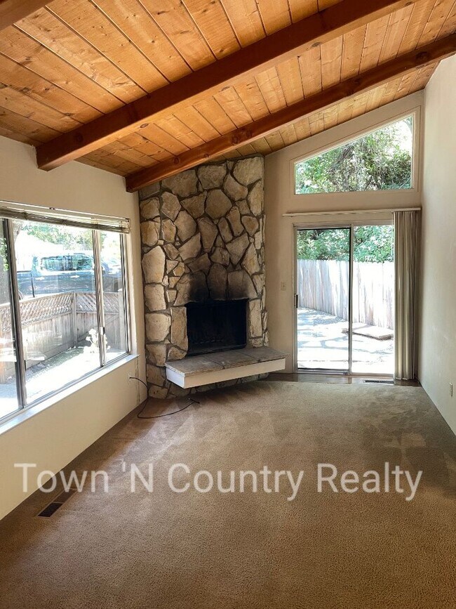 Building Photo - Charming 3-Bedroom Home in Carmel Valley –...