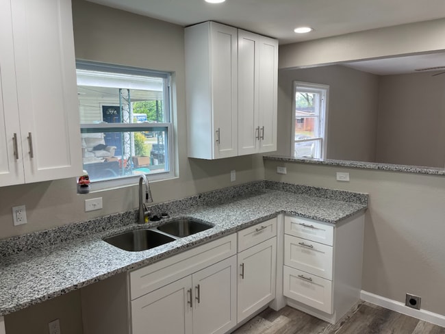 Building Photo - Newly Renovated 3 bed/2 bath - great location! MOVE IN SPECIAL!