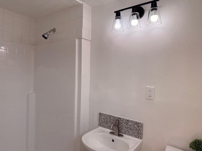 BATHROOM - 1716 1/2 Gage St