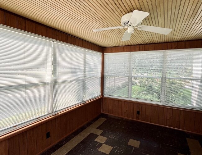 3 season porch - 5545 13th Ave S