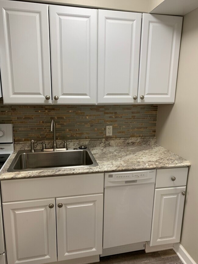 Building Photo - 105 Jamestown Dr