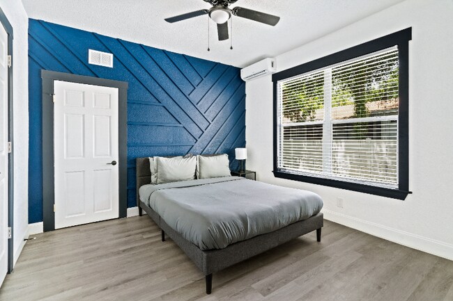 Building Photo - 209 W Gladys St