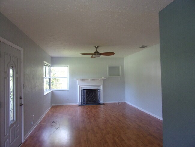 Building Photo - Walk to Lake Hollingsworth...Available Now