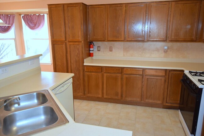 Building Photo - 3 Bed 2 Bath 1700 SF