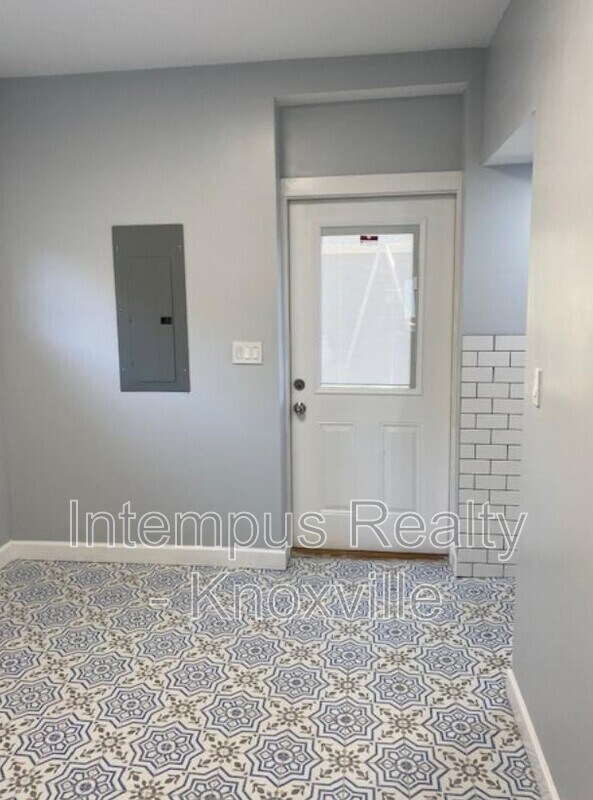 Building Photo - 2308 E 5th Ave