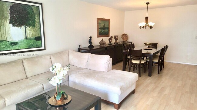 Building Photo - 2841 Somerset Dr