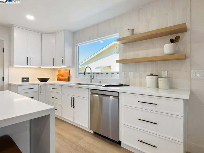 Building Photo - 6196 Inglewood Dr