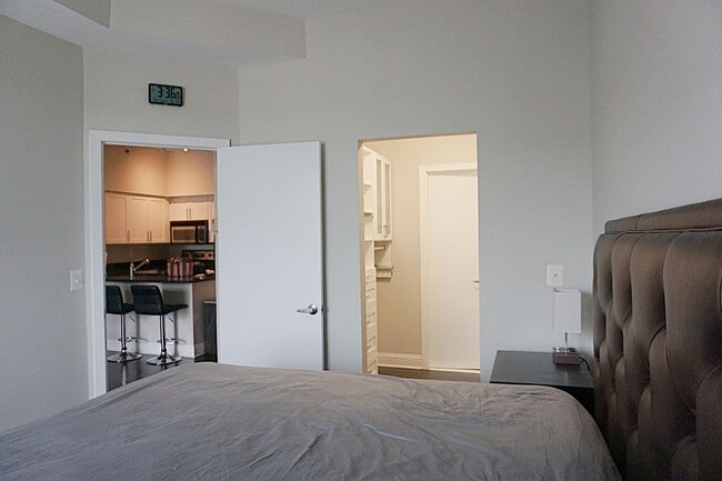 Building Photo - A Modern Living of Top-Level Unit in the C...