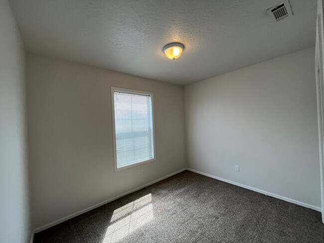 Building Photo - 13852 Paraiso Ave