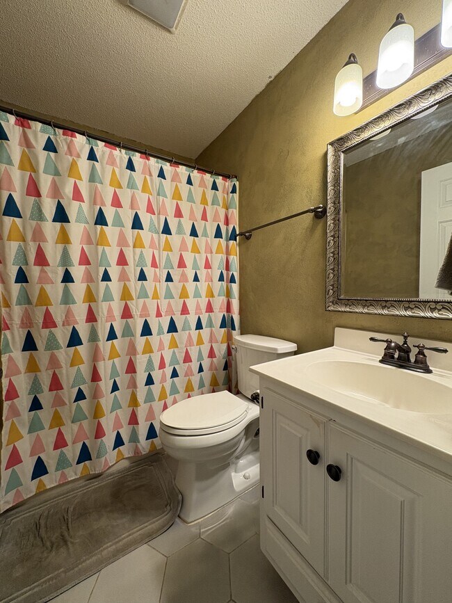 Building Photo - 321 N Valley View Dr