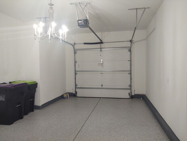 Building Photo - Move-in ready Townhome located in Blanchar...