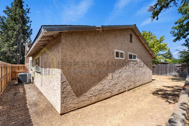 Building Photo - Charming 4-Bed, 2-Bath Home in Sacramento’...