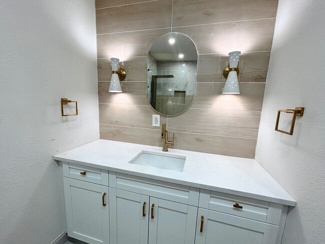 Building Photo - Beautifully renovated studio with extra large spa bathroom and yard