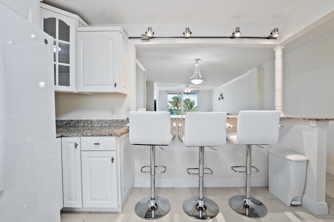 Building Photo - 1051 Hillsboro Mile