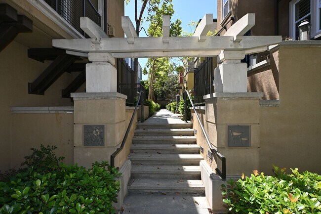 Building Photo - Spectacular Gated 3 Bed + Den, 2.5 Bath Townhouse in Newport Beach.