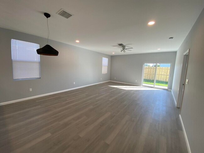 Building Photo - 514 NW 11th Ave