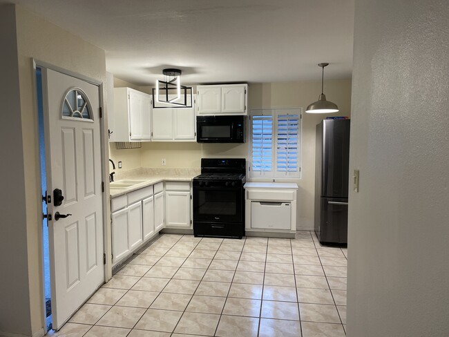 Kitchen - 725 N Alta Vista Blvd