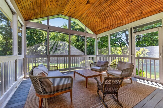 Building Photo - 723 Forest Ridge Dr