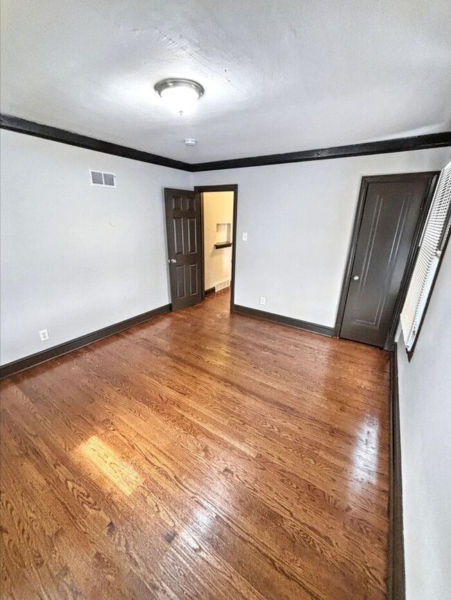 Building Photo - Charming 2-Bedroom Home with Garage and Co...