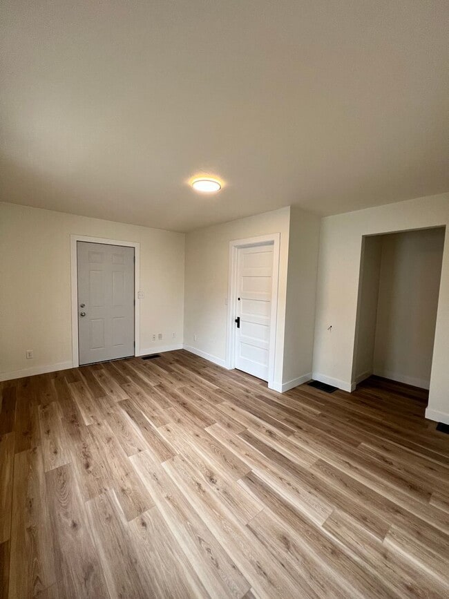 Building Photo - 835 Waugoo Ave