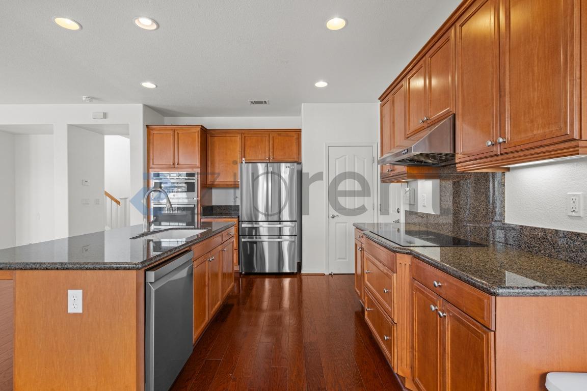 Building Photo - 581 Kirkland Ave