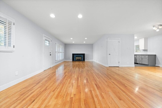 Building Photo - Available NOW! 4 Bedroom 3 Bath Beautiful Home