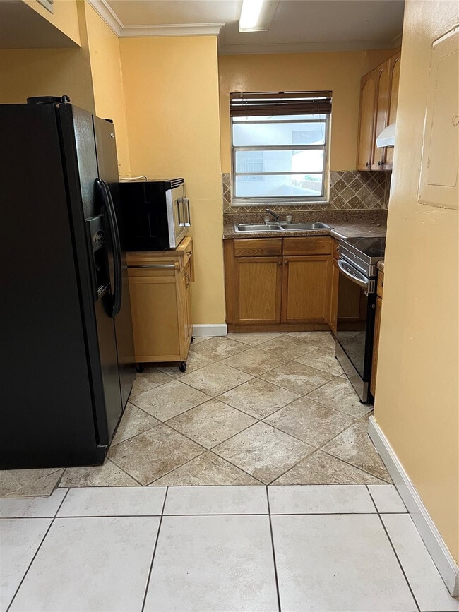 Building Photo - 8810 Fontainebleau Blvd