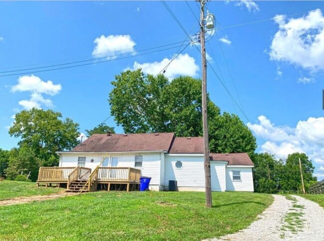 Building Photo - Country living at its finest!