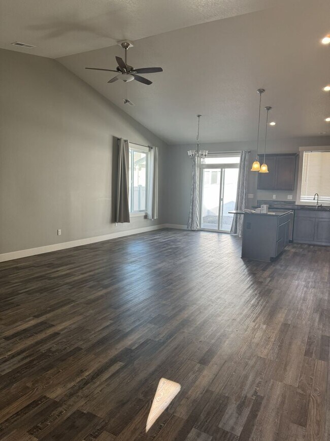 Building Photo - Lovely Open concept Low Maintenance