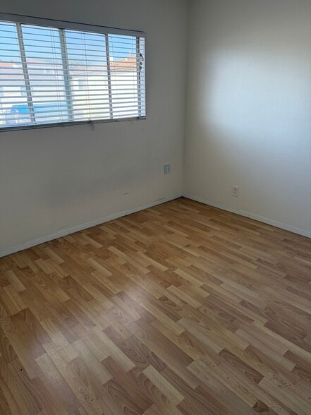 Building Photo - 728 W 16th St