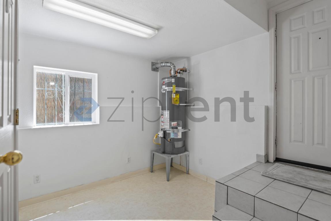 Building Photo - Unit
