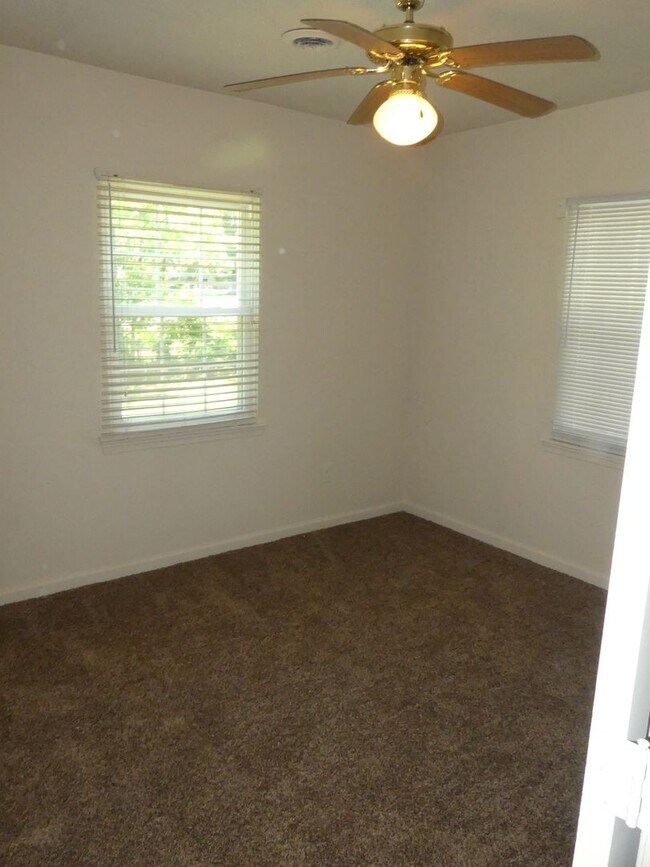 Building Photo - 1643 Briarfield Rd