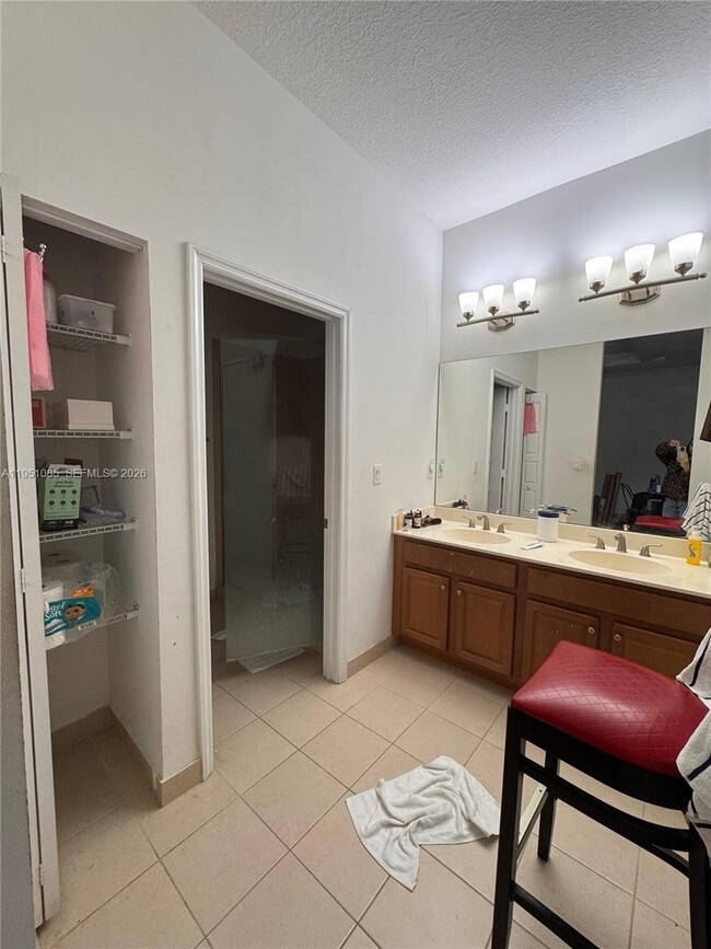 Building Photo - 772 NE 191st Terrace