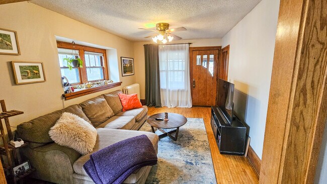 Living Room - 904 20th Ave SE