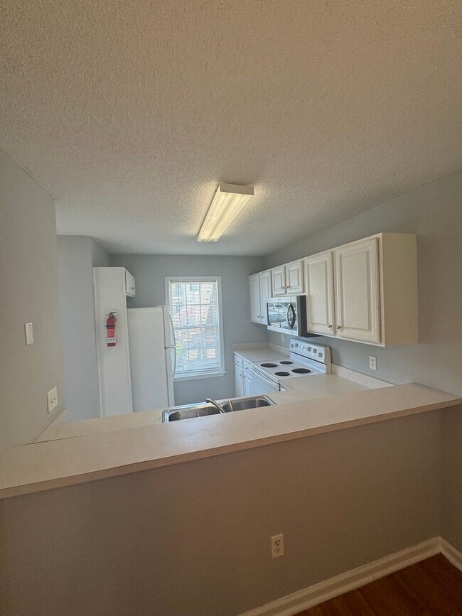 Building Photo - ~~HORTON PLACE ~~ FIRST FLOOR CONDO ~~