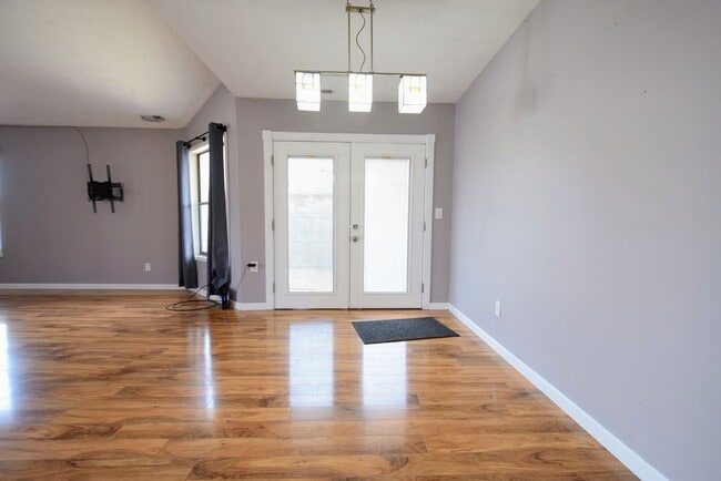 Building Photo - McArthur Place