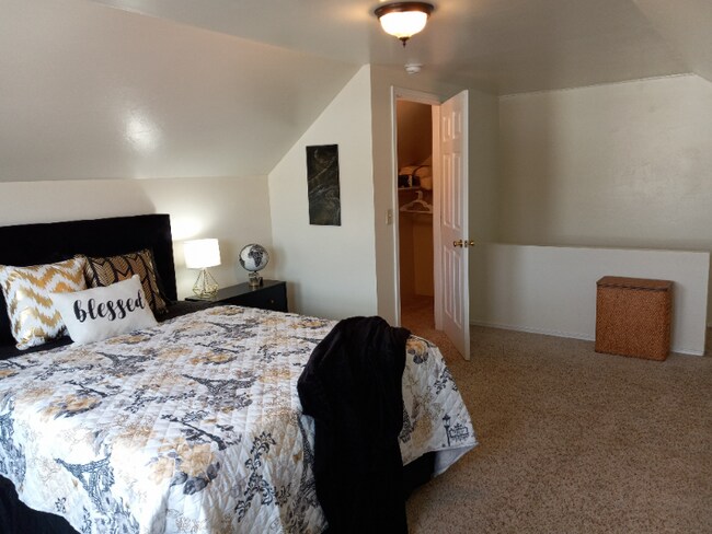 Building Photo - 2 W Pacific St