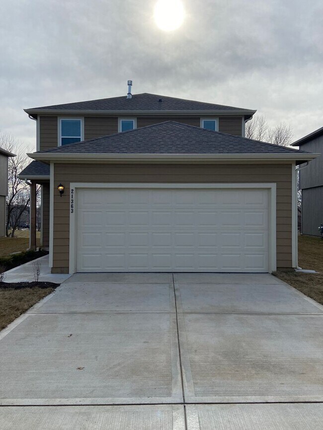 Building Photo - Spring Hill Living Starts Here — Spacious 3BR/2.5BA Home (Now Preleasing)