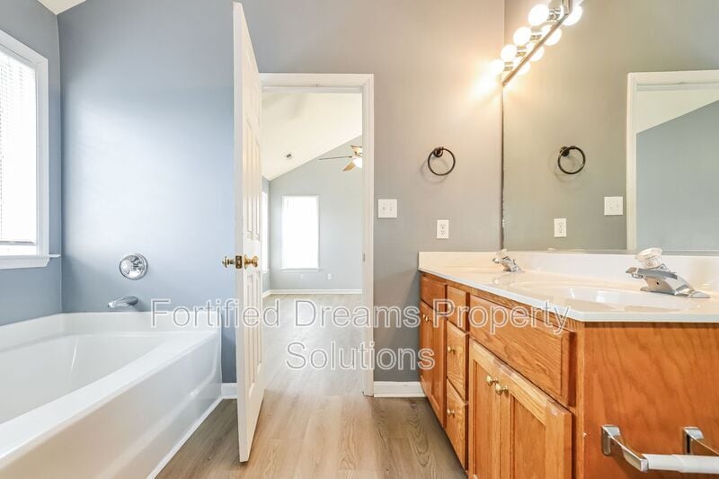 Building Photo - 8 Millpath Ln