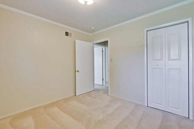Building Photo - Excellent 4 bed 2.5 Bath Single Family Home!