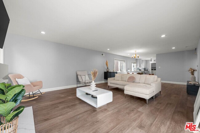 Building Photo - 14034 Valerio St