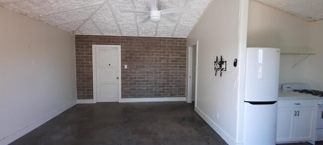 Building Photo - 1804 W Roma Ave