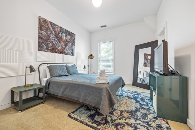 Master bedroom features a Queen-sized bed - 906 Allene Ave SW