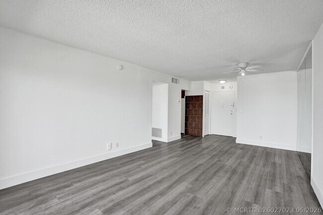 Building Photo - 900 NE 18th Ave