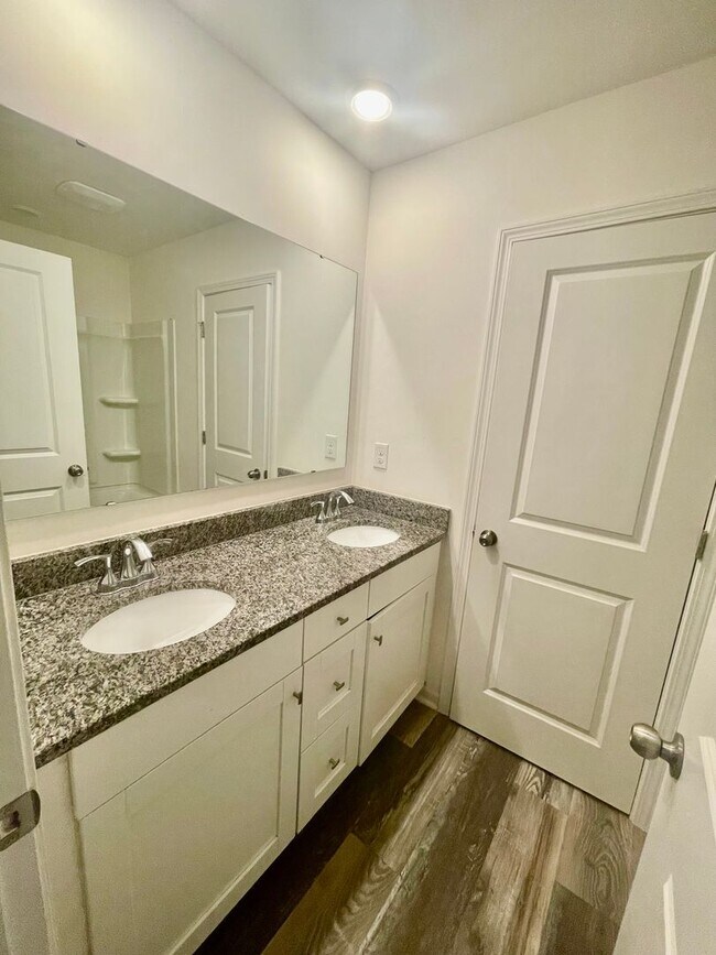 Building Photo - Welcome to this stunning 5-bedroom, 2-bath...