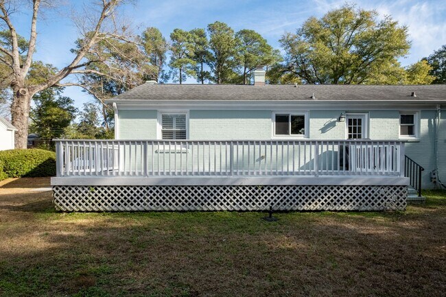 Building Photo - Fully furnished- Beautiful Forest Hills Home