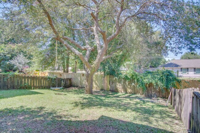 Building Photo - Santa Rosa 3/2.5 Townhome – Minutes from N...